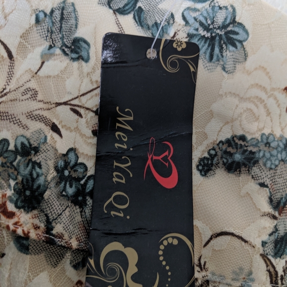 Gorgeous lace skirt - Picture 4 of 6